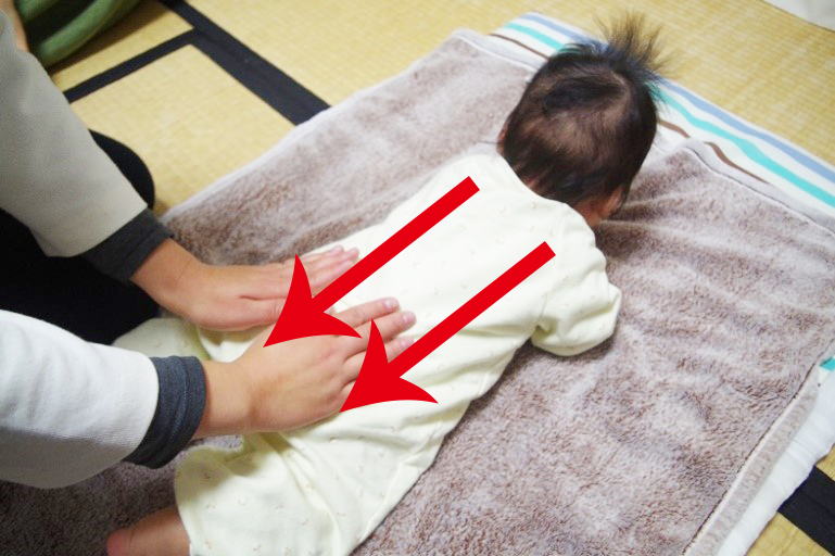 背中さすり（直線）・GLITTER式マッサージ®【小児障がい児の医療マッサージ】