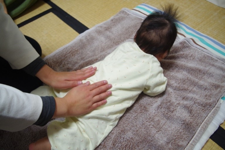 背中さすり（直線）・GLITTER式マッサージ®【小児障がい児の医療マッサージ】