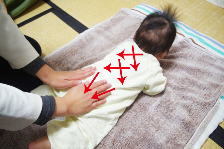 背中さすり（クロス）・GLITTER式マッサージ®【小児障がい児の医療マッサージ】