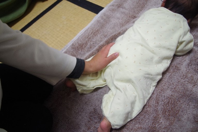 ④お尻から足の刺激・GLITTER式マッサージ®【小児障がい児の医療マッサージ】