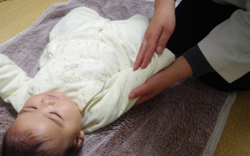 ⑤腕の刺激・GLITTER式マッサージ®【小児障がい児の医療マッサージ】