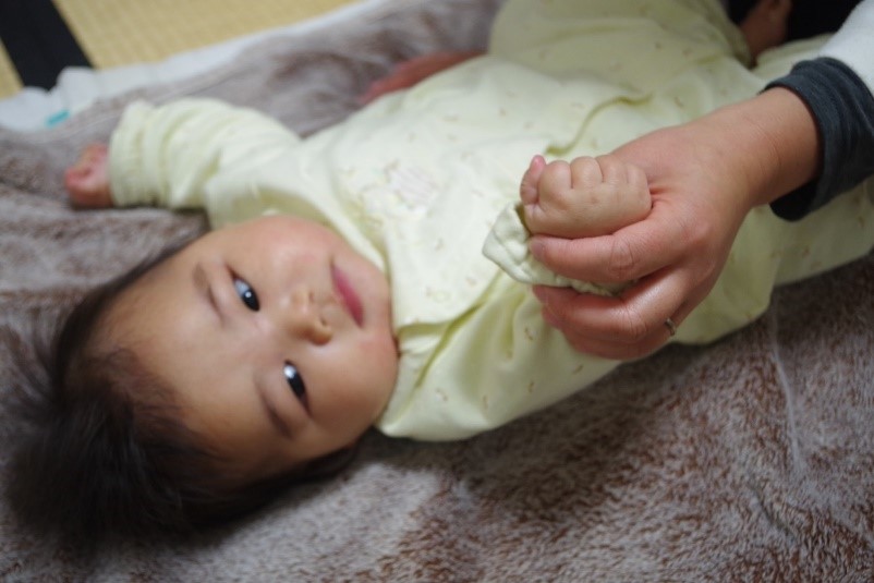 ⑥腕の運動刺激・GLITTER式マッサージ®【小児障がい児の医療マッサージ】