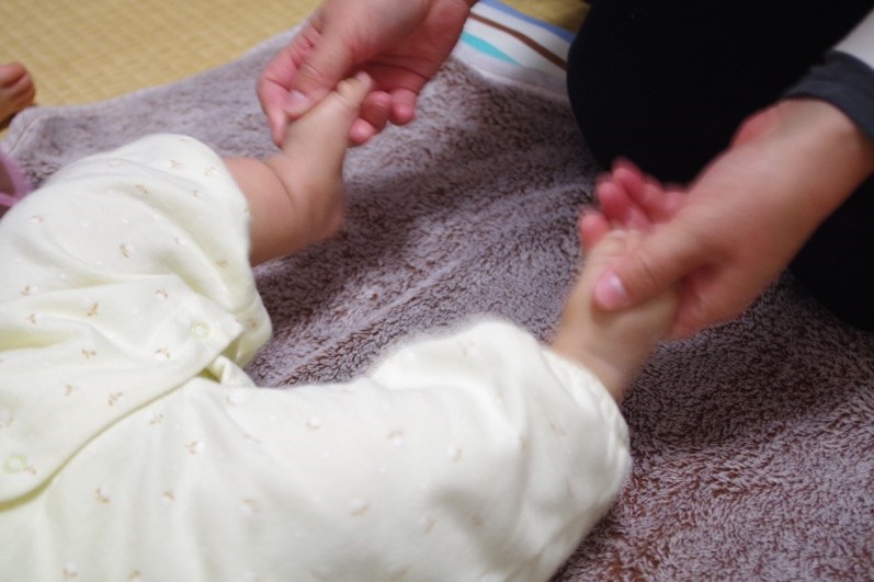 ⑨足の運動刺激・GLITTER式マッサージ®【小児障がい児の医療マッサージ】